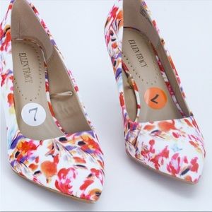 Ellen tracy white flower pumps